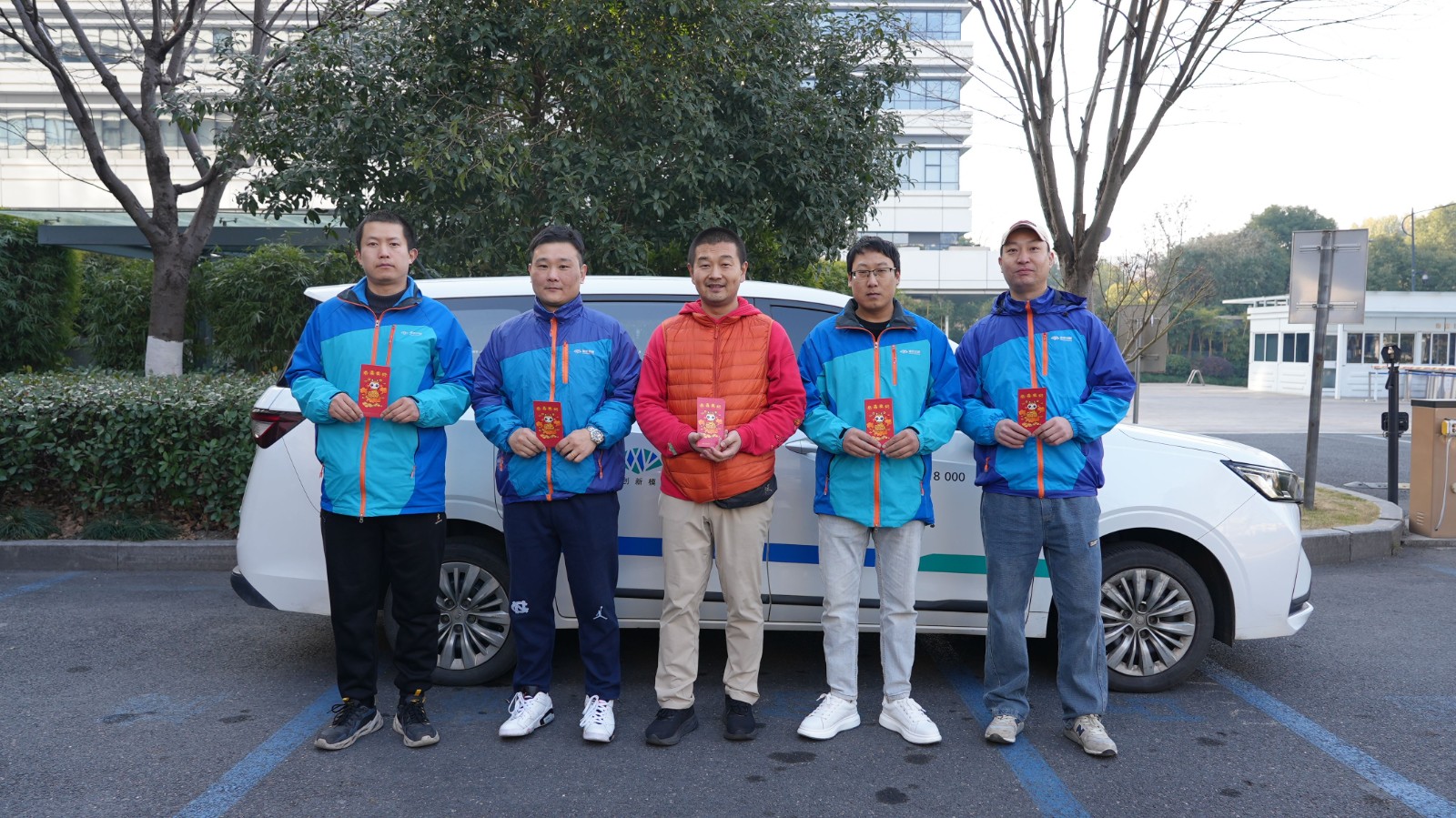 1738991495511148.jpg οÎÊ´º½ÚÖµ°àµÄÅäËÍÖ°Ô±.jpg