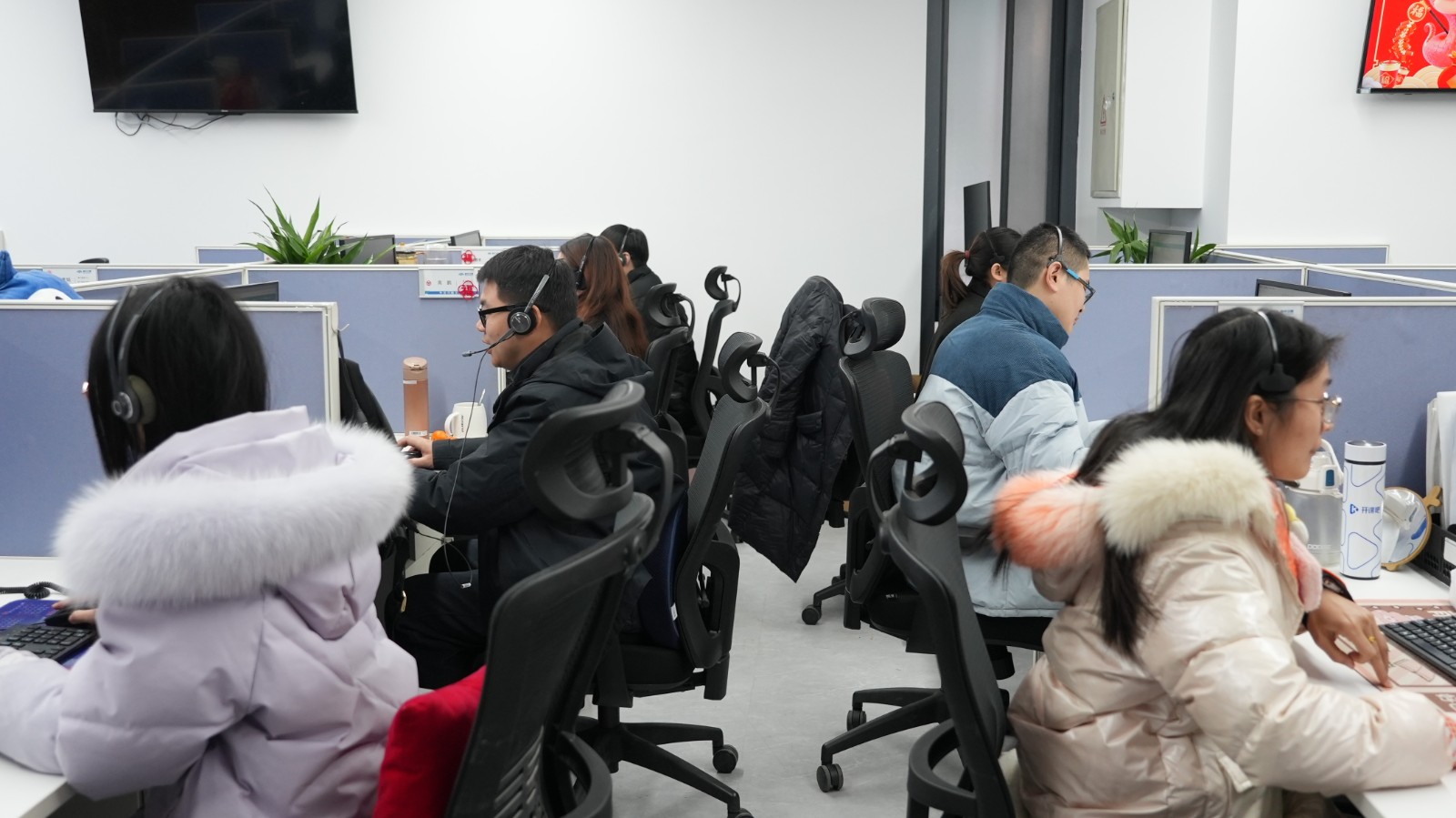 1738991588214178.jpg ¿Í»§·þÎñÖÐÐÄ´º½ÚÖµ°àÏÖ³¡.jpg